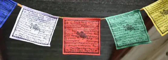 Zdjęcie Flaga buddyzmu - historia, symbolika i znaczenie w buddyzmie