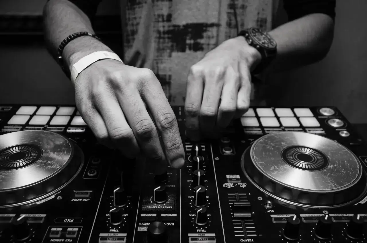 Zdjęcie Jak zostać DJ-em w klubie: kluczowe umiejętności i strategie sukcesu
