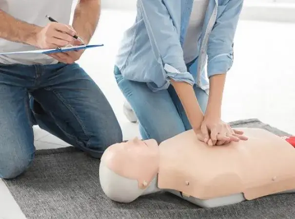 Zdjęcie Co to jest pierwsza pomoc przedmedyczna i jak może uratować życie