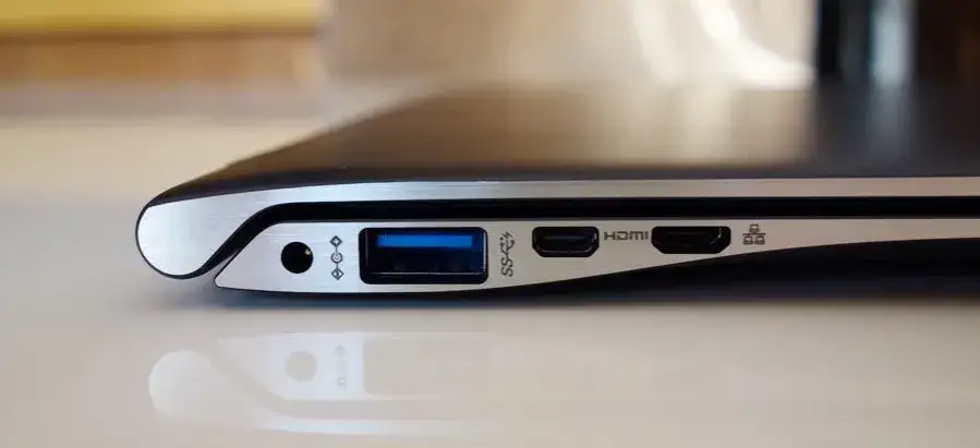 Zdjęcie Jak podłączyć laptopa do telewizora bez HDMI i uniknąć problemów z połączeniem