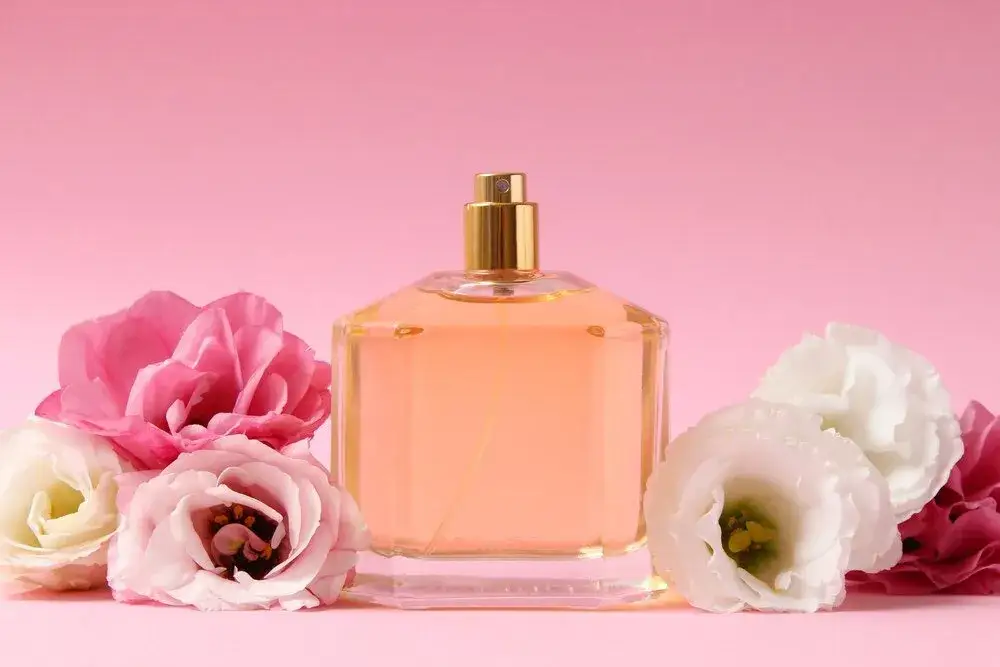 Zdjęcie Perfumem czy perfumami? Poznaj poprawną formę i uniknij błędu!