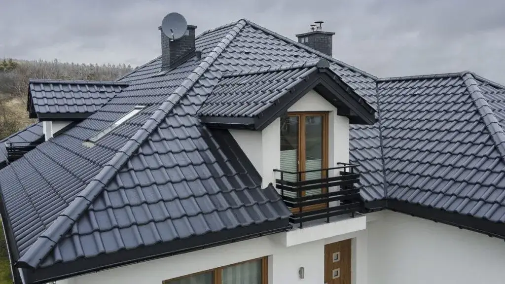Zdjęcie Czarna dachówka ceramiczna: eleganckie pokrycie na lata