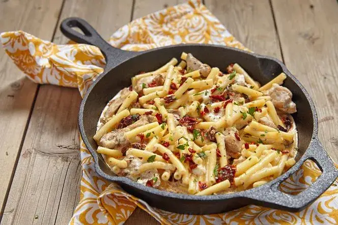Zdjęcie Penne z suszonymi pomidorami i kurczakiem – łatwy przepis na obiad