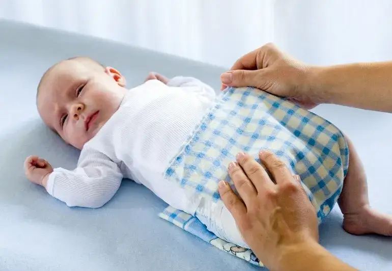 Zdjęcie Jak zakładać pieluchę tetrową na bioderka, aby uniknąć dysplazji?