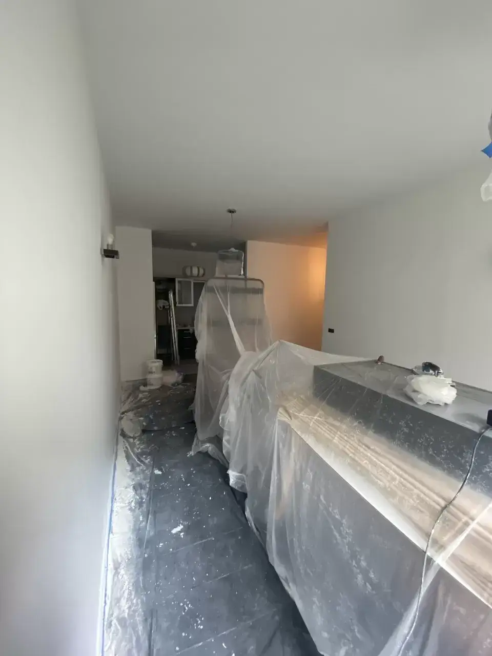 Zdjęcie Ile kosztuje pomalowanie mieszkania 50 m2? Sprawdź ukryte koszty
