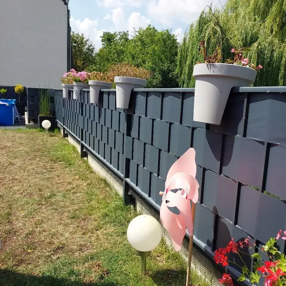 Zdjęcie Taśma ogrodzeniowa: Jak wybrać najlepszą? Gramatura, UV, montaż