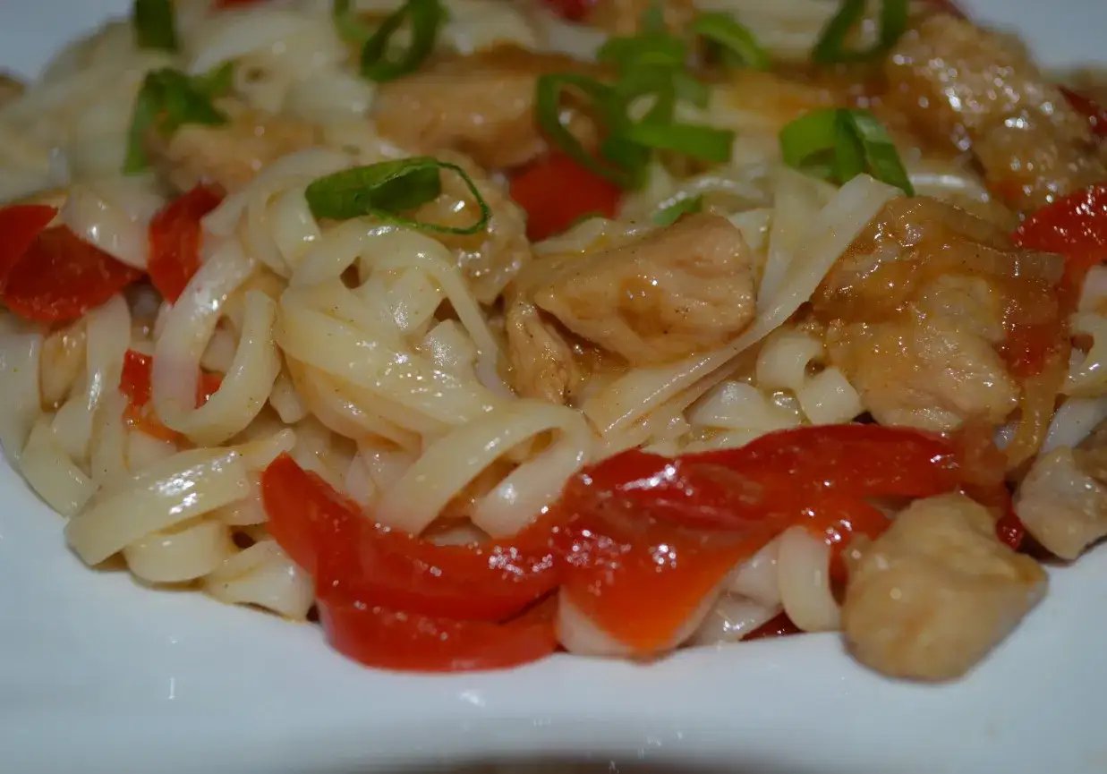 Zdjęcie Szybki przepis na makaron udon z wieprzowiną, który zachwyci smakiem