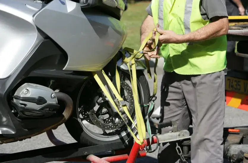 Zdjęcie Czy dopuszczalne jest holowanie motocykla? Poznaj przepisy i ryzyka