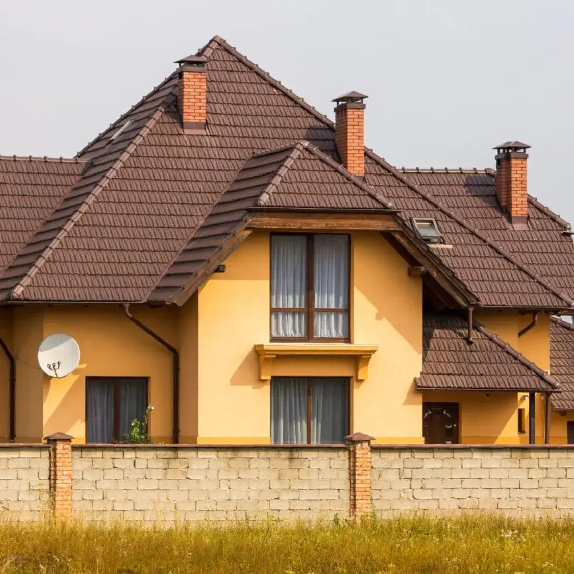 Zdjęcie Jaki kolor elewacji pasuje do brązowego dachu? Oto najlepsze opcje