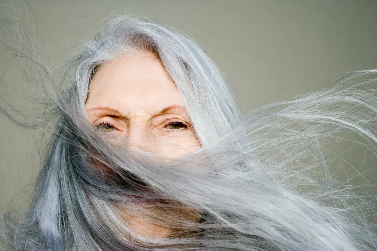 Zdjęcie Graue Haare Shampoo: So strahlt Ihr Silber ohne Gelbstich