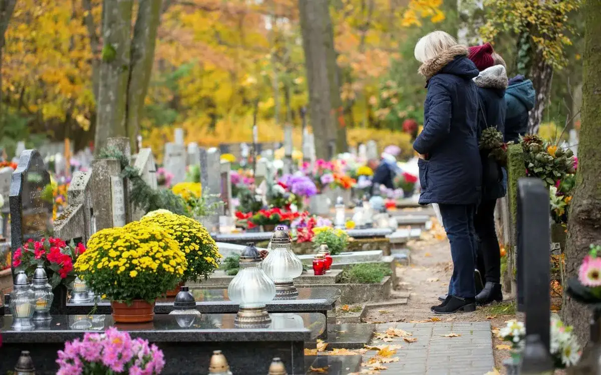 Zdjęcie Kto jest właścicielem miejsca na cmentarzu? Poznaj swoje prawa i obowiązki