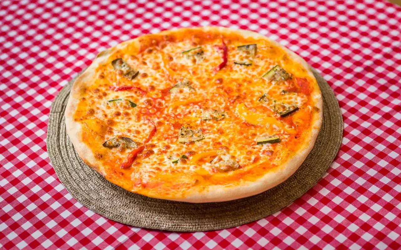 Zdjęcie Ile cm ma duża pizza w Domino's? Poznaj wszystkie szczegóły!