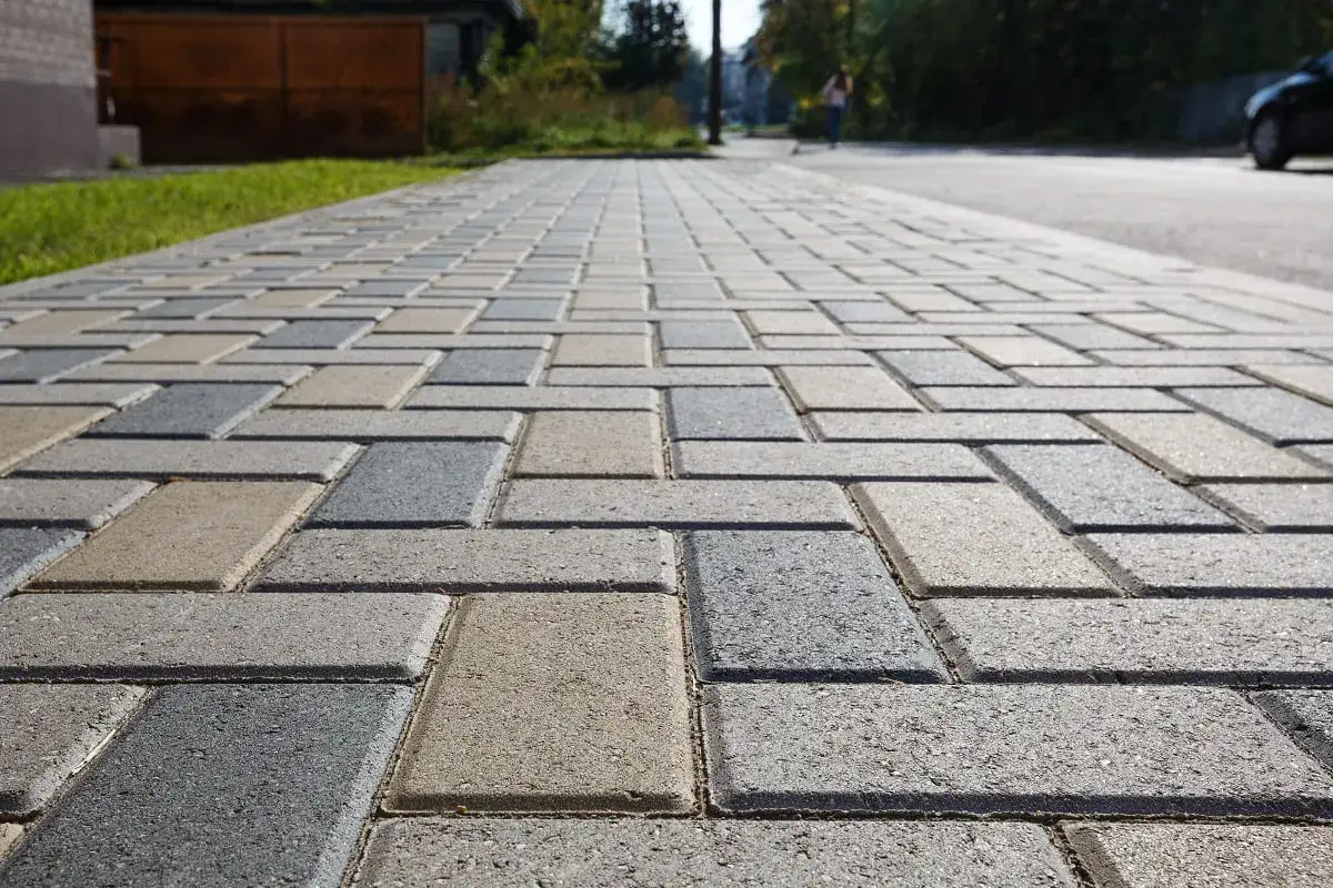 Zdjęcie Ile kosztuje położenie kostki brukowej? Praktyczne porady i oszczędności