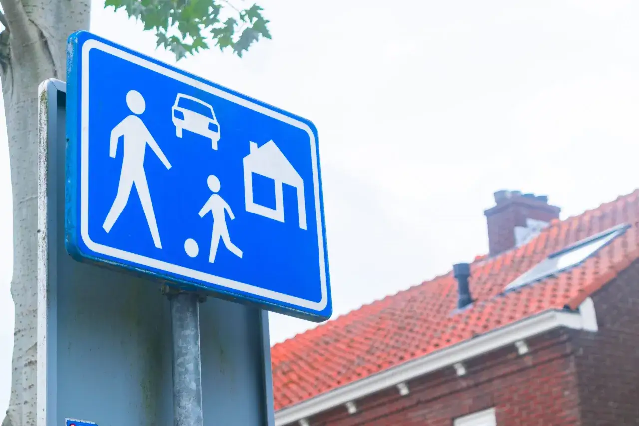 Zdjęcie Kto stawia znaki drogowe na osiedlu? Sprawdź, kto odpowiada za oznakowanie