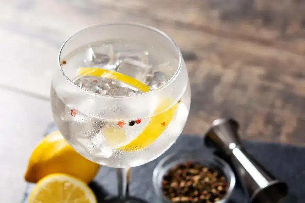 Zdjęcie Czy alkohol wyrzuca z ketozy? Poznaj prawdę o wpływie alkoholu na dietę ketogeniczną