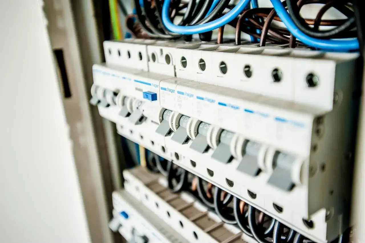 Zdjęcie Kontrola instalacji elektrycznej w bloku - jakie są jej kluczowe aspekty?