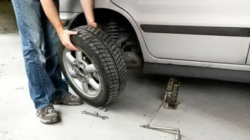 Zdjęcie Jak podnieść auto na lewarku bezpiecznie i uniknąć wypadków