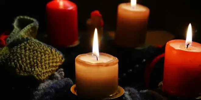Zdjęcie Jaki jest kolor szat liturgicznych w adwencie i jego znaczenie?