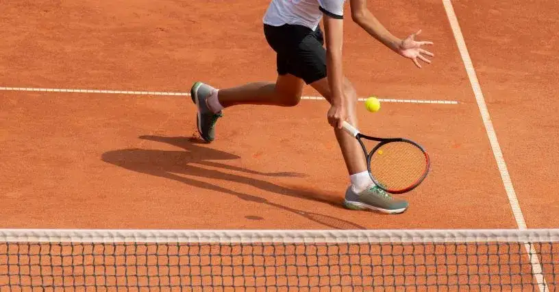 Zdjęcie Czy w tenisie można odbić piłkę nogą? Zasady ITF mówią nie!