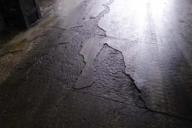 Zdjęcie Naprawa posadzki betonowej: 5 skutecznych metod dla majsterkowicz&oacute;w