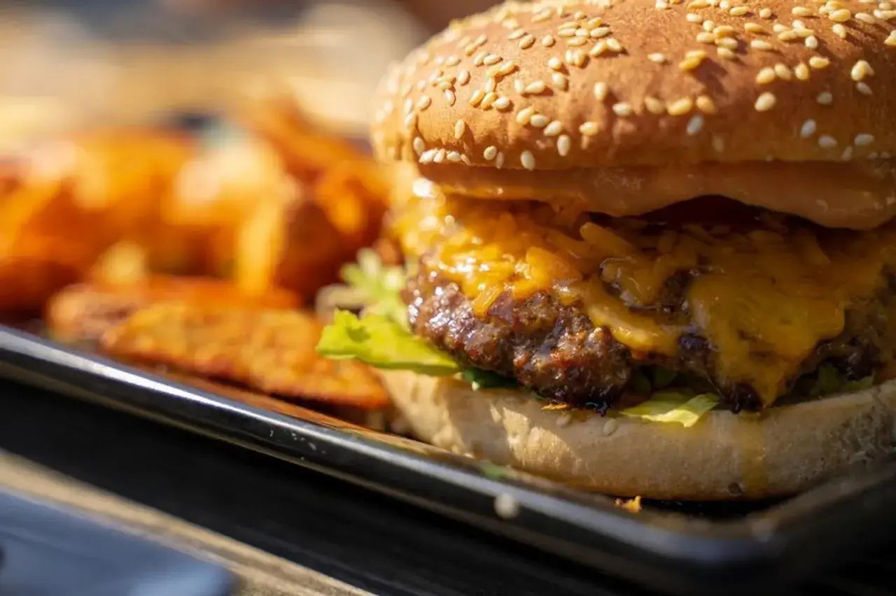 Zdjęcie Ile kalorii ma hamburger? Zaskakujące różnice w kaloryczności!