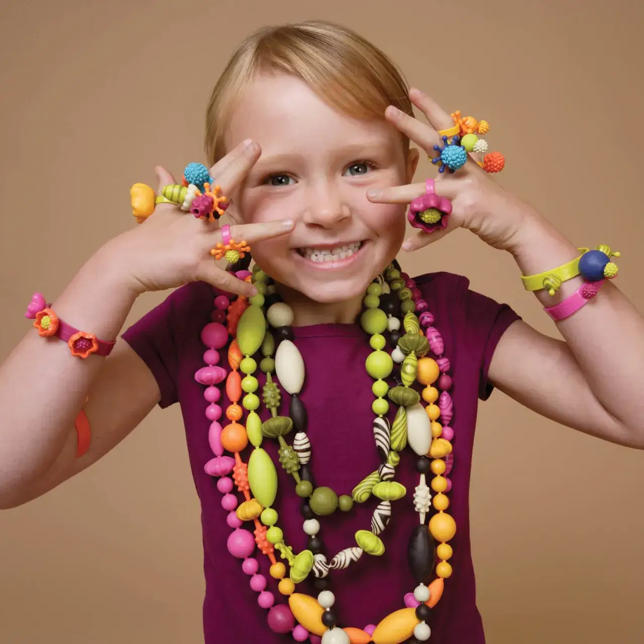 Zdjęcie B.TOYS Pop-Arty - wyjątkowy zestaw do tworzenia biżuterii dla dzieci