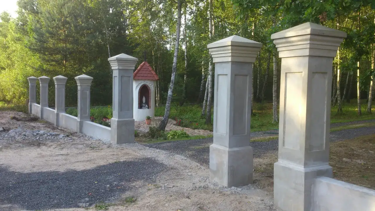 Zdjęcie Gotowe słupy betonowe: trwałe rozwiązanie w budownictwie