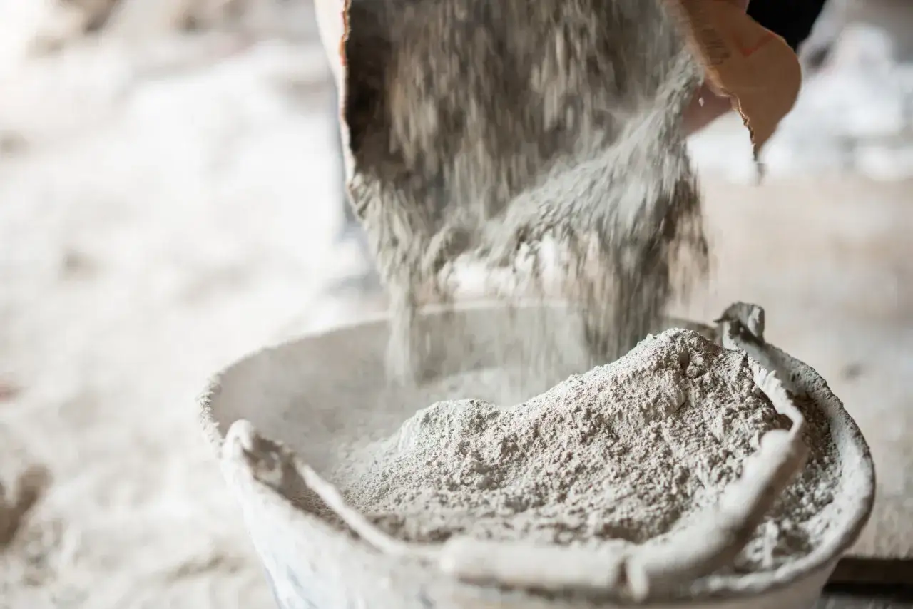 Zdjęcie Czym się różni cement od betonu? Kluczowe różnice, które musisz znać