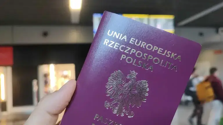 Zdjęcie Jak sprawdzić czy paszport jest biometryczny i uniknąć problemów w podróży