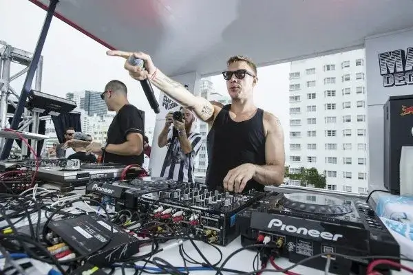 Zdjęcie Ile zarabia DJ w klubie? Poznaj zaskakujące różnice w wynagrodzeniu