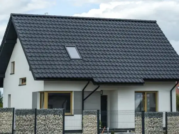 Zdjęcie Jaką dachówkę wybrać na dach dwuspadowy: poradnik majstra budowlanego