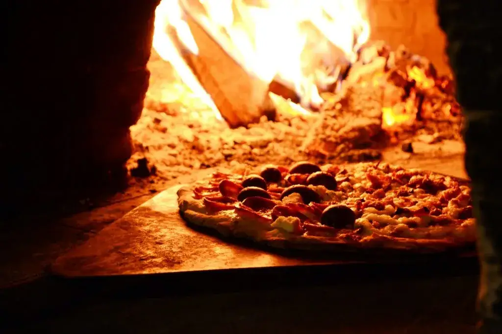 Zdjęcie Jak jeść pizzę we Włoszech: zasady i zwyczaje, które zaskoczą