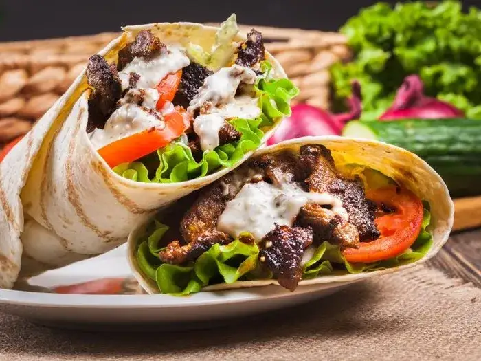 Zdjęcie Kebab w tortilli: Ile ma kalorii? Sprawdź fakty i triki