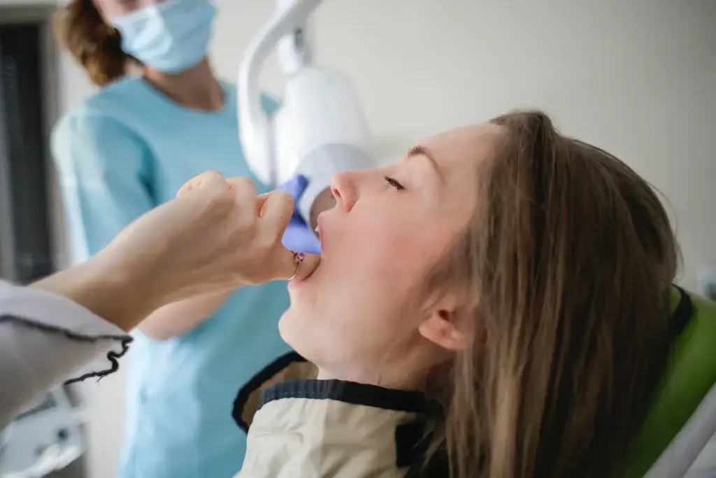 Zdjęcie Dentysta po porodzie: Kiedy iść? Bezpieczne leczenie karmiąc piersią