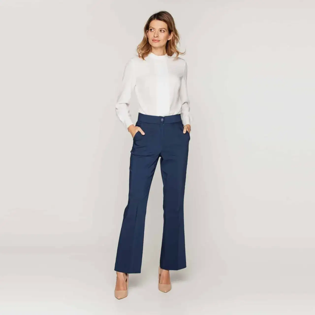 Zdjęcie Spodnie bootcut co to znaczy i jak je nosić w modzie codziennej