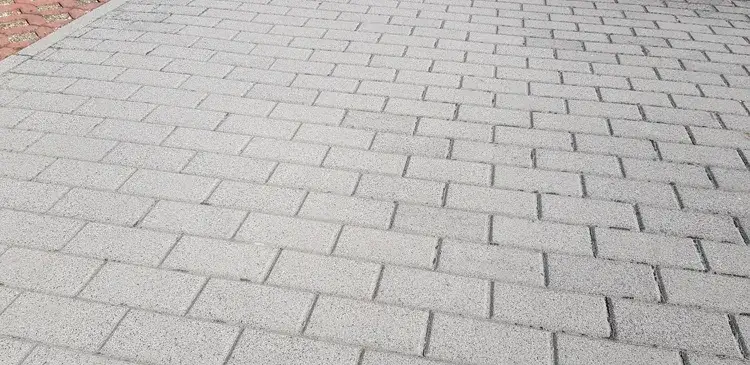Zdjęcie Jak ułożyć kostkę brukową ze spadkiem - uniknij najczęstszych błędów