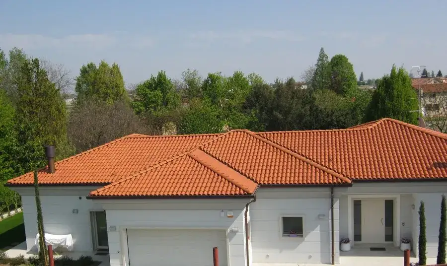 Zdjęcie Bordowa dachówka jaka elewacja - idealne połączenia kolorystyczne i materiały