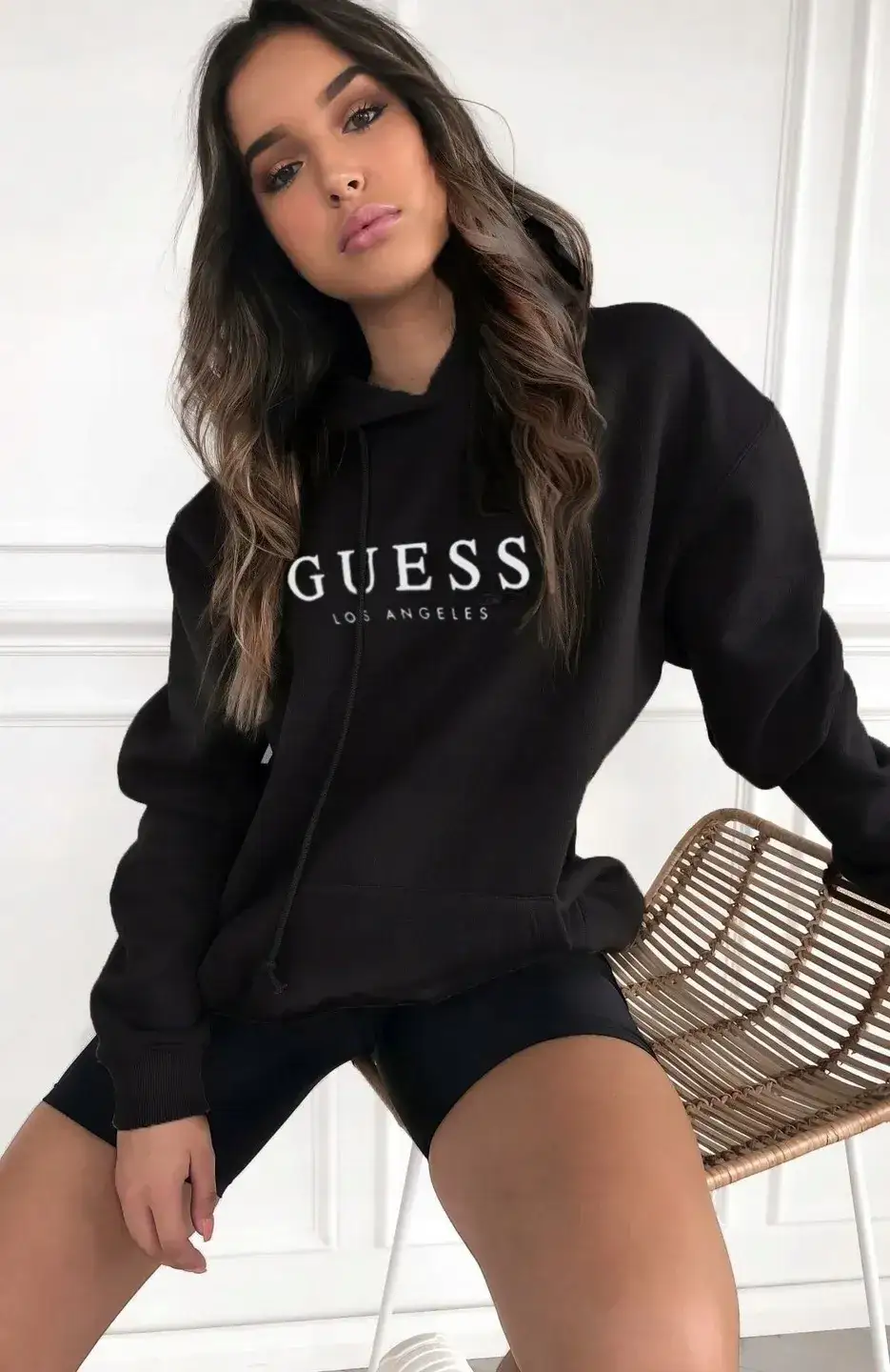 Zdjęcie Jakie bluzy są teraz modne? Odkryj najnowsze trendy i kolory