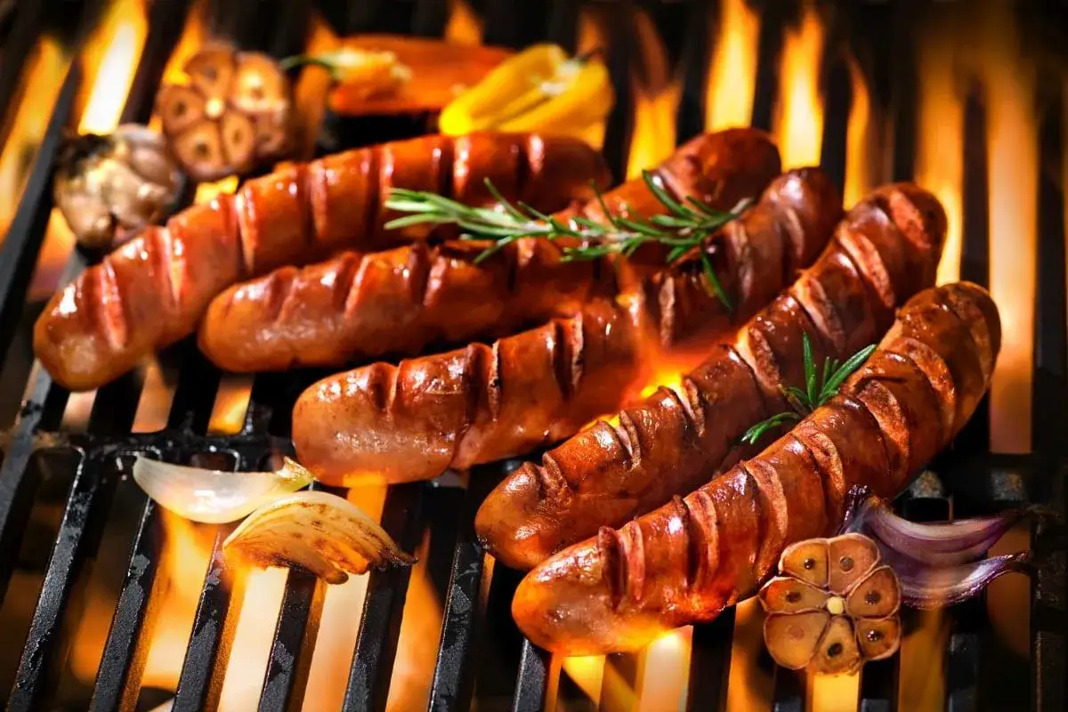 Zdjęcie Jaka kiełbasa na ognisko? Wybierz najlepsze smaki na grilla