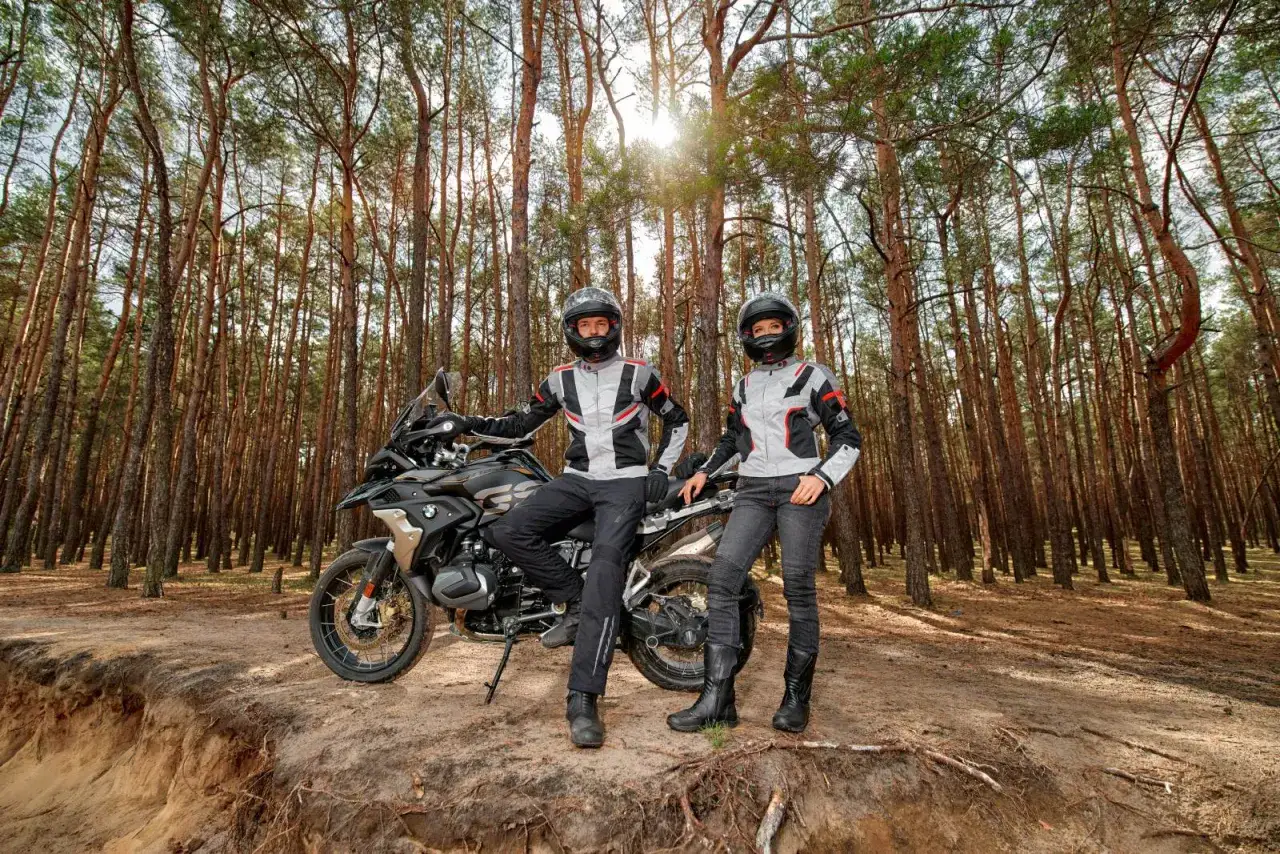 Zdjęcie Jak przetrwać upał? Oto 7 sekret&oacute;w letnich spodni motocyklowych