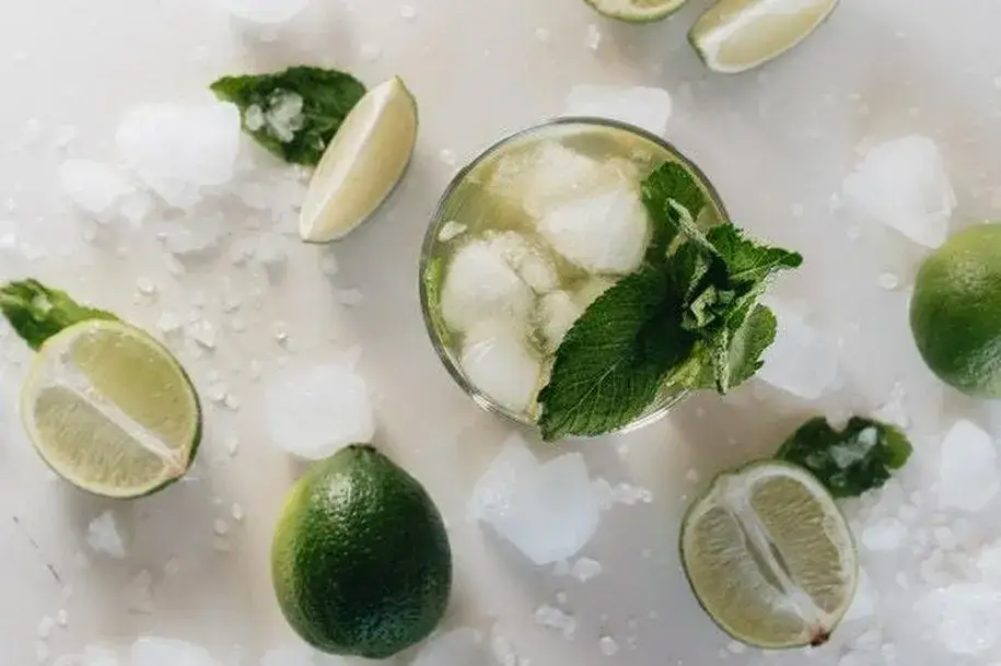 Zdjęcie Mojito w Żabce: Gdzie kupić orzeźwiający napój bezalkoholowy?