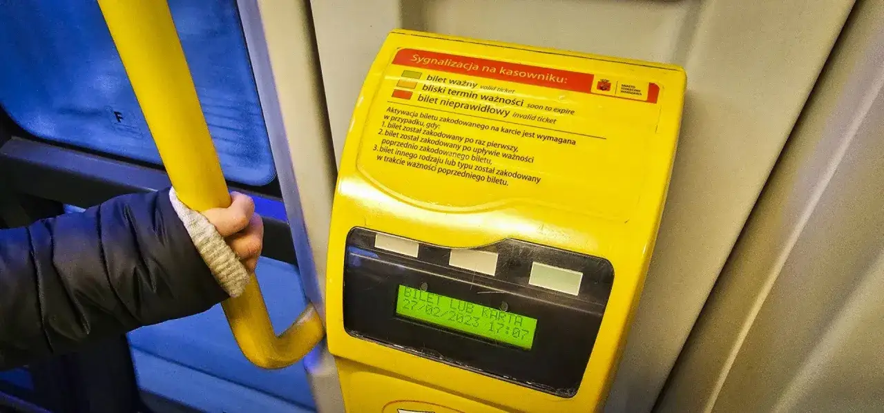 Zdjęcie Czy opiekun osoby niepełnosprawnej płaci za bilet w Warszawie? Sprawdź zasady
