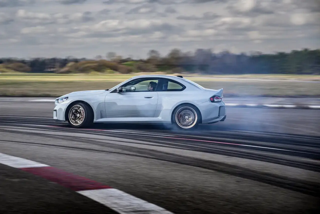 Zdjęcie BMW M2 CS – niezwykły sportowy samochód z mocą i stylem, który zachwyca