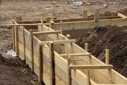 Zdjęcie Ogrodzenie Podmurówka Pod Plot Betonowa Przy Ogrodzeniu - Jak Wykonać I Zainstalować Krok Po Kroku