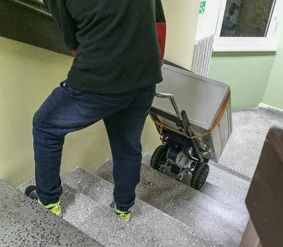 Zdjęcie Jak wnieść lodówkę po schodach bez uszkodzeń i stresu