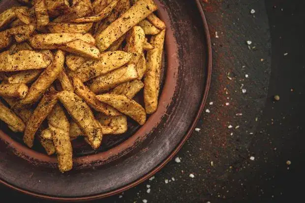 Zdjęcie Ile piec frytki w piekarniku, by uzyskać idealną chrupkość?
