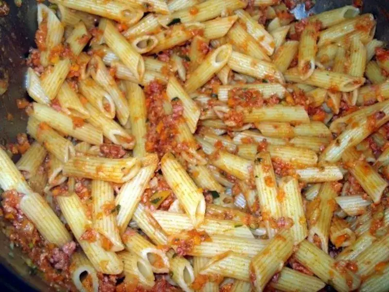 Zdjęcie Prosty przepis na makaron penne z mięsem mielonym – szybki obiad dla całej rodziny