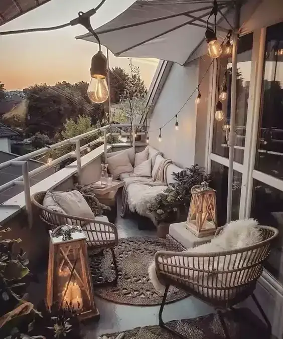 Zdjęcie Jak udekorować balkon w bloku, aby stworzyć przytulną przestrzeń?