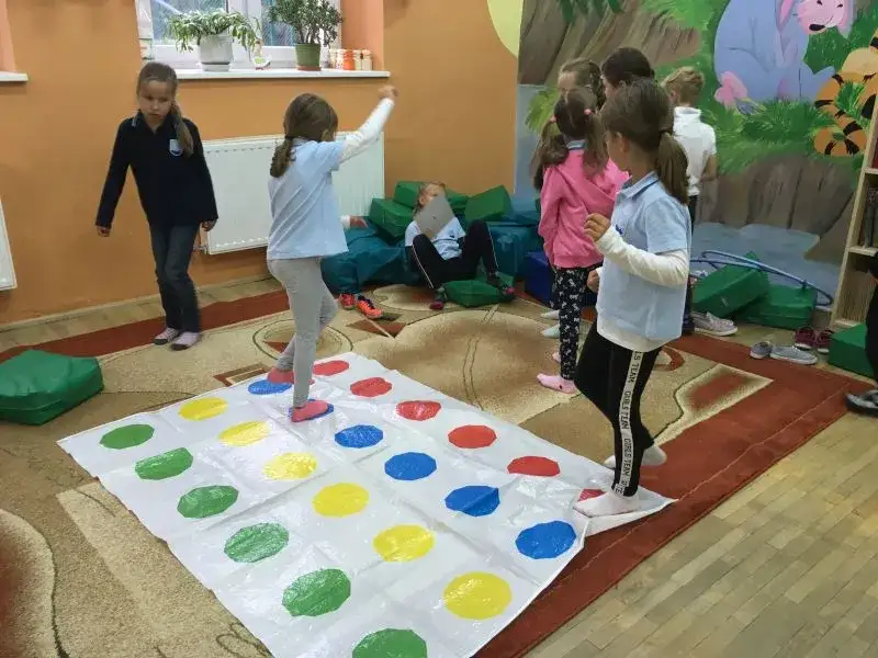 Zdjęcie Klanza zabawy integracyjne: 10 skutecznych gier dla grup