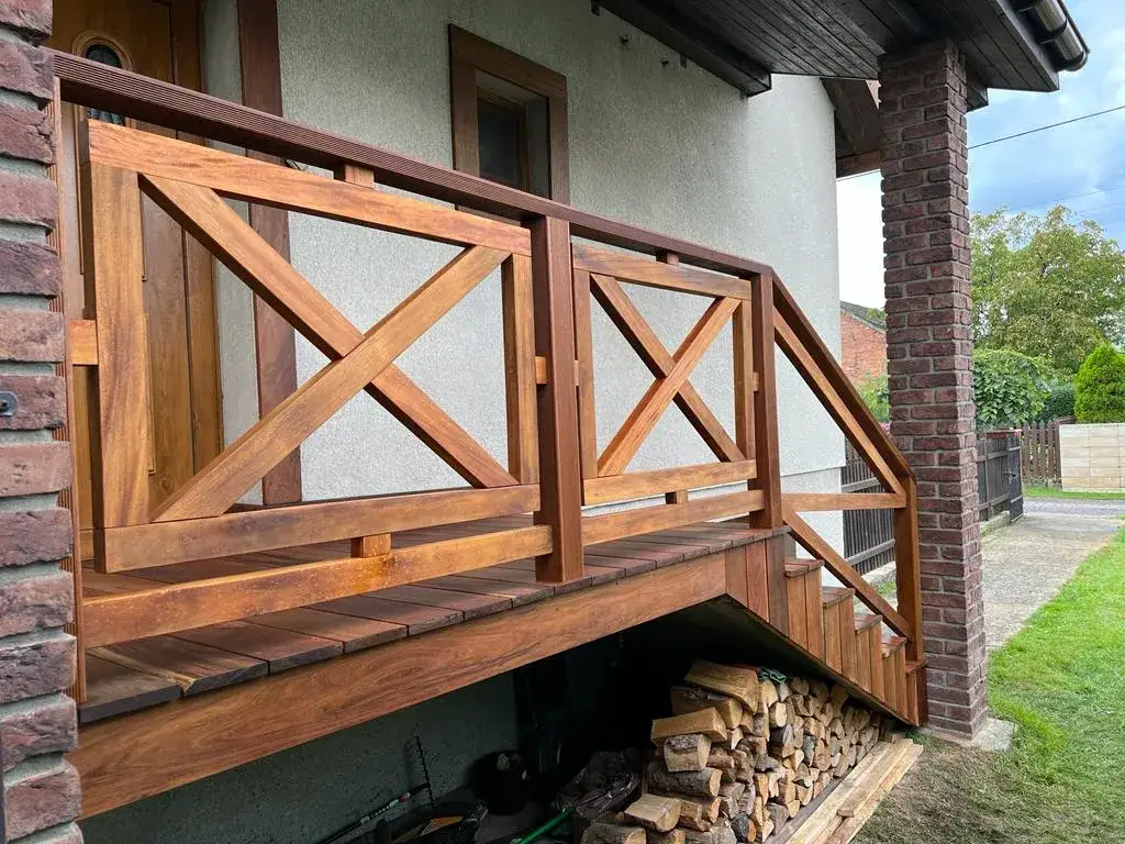 Zdjęcie Jakie drewno na balustrady zewnętrzne - wybierz najlepsze gatunki na lata